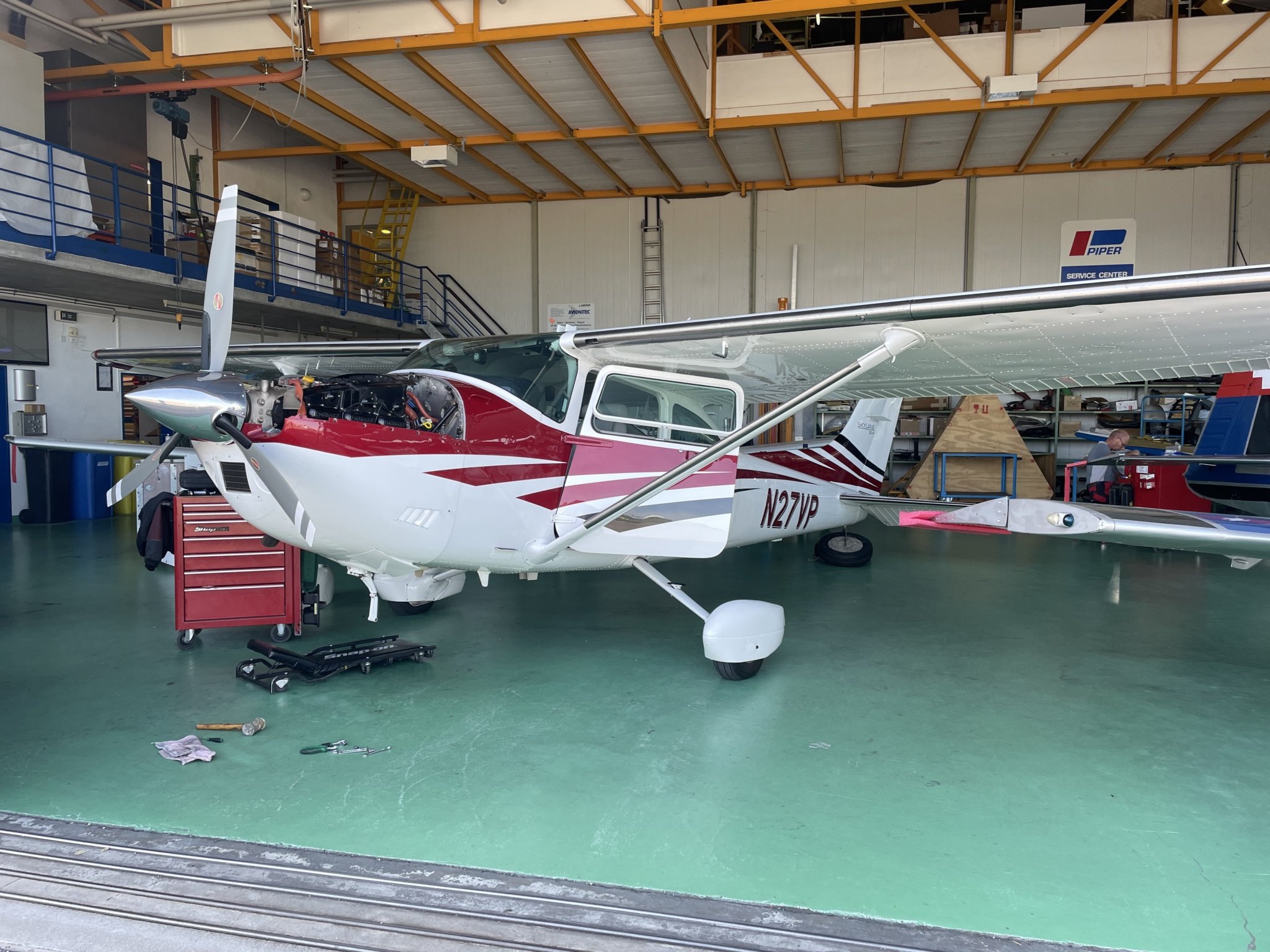 N27VP in der MécanAir Werkstatt in Ecuvillens