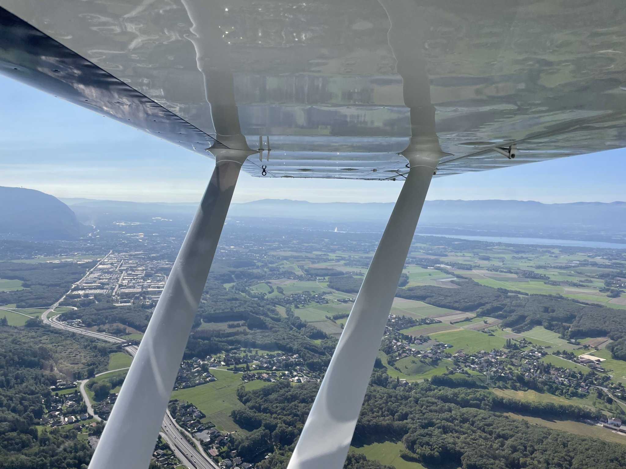 Anflug Annemasse LFLI, zwischen den Streben der Jet d’Eau zu erkennen