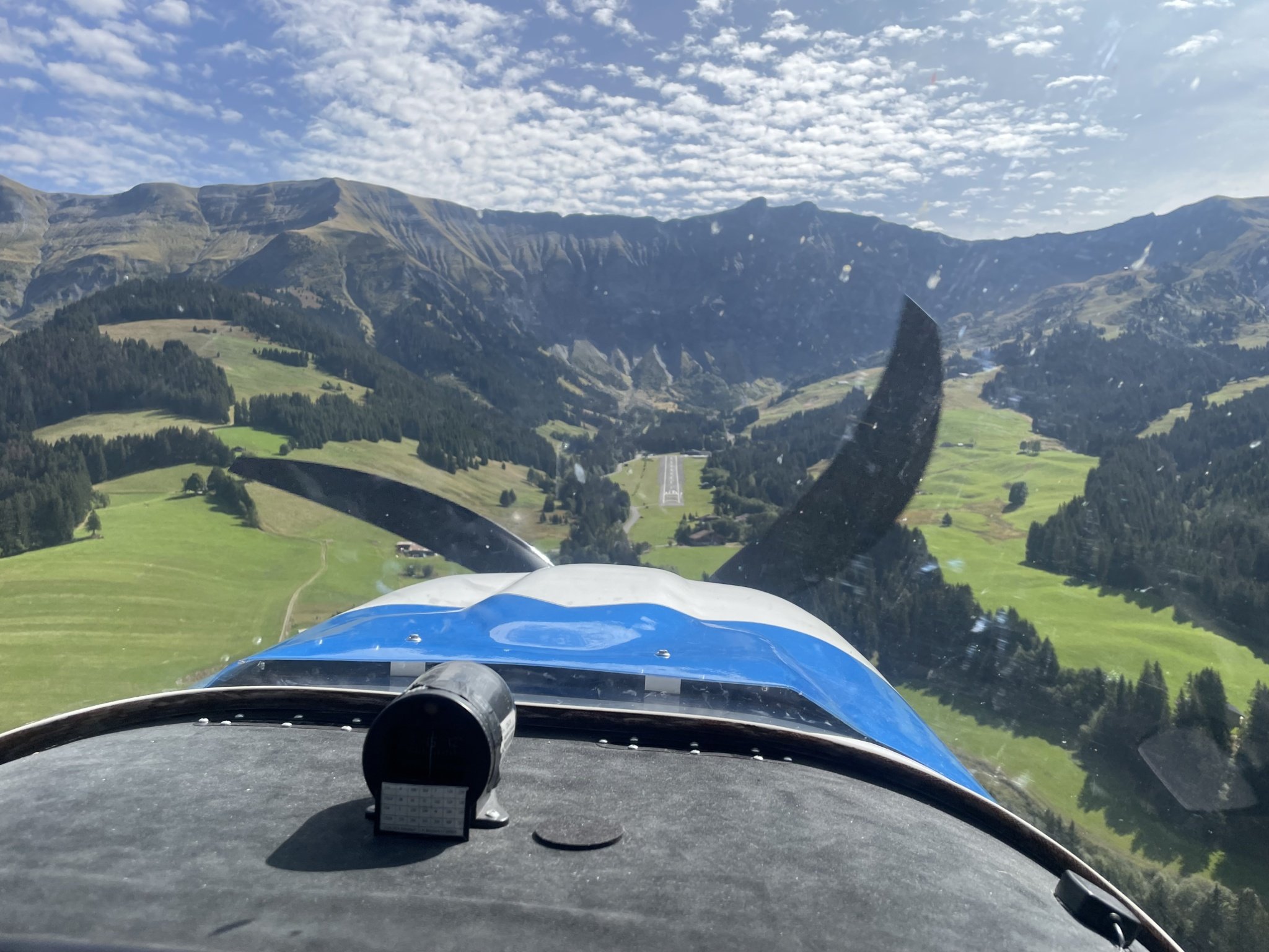 Anflug Mégève, zu diesem Zeitpunkt wäre ein Durchstart mit sofortigem Abdrehen noch möglich, wenige Sekunden nach dieser Aufnahme wird das nicht mehr gehen